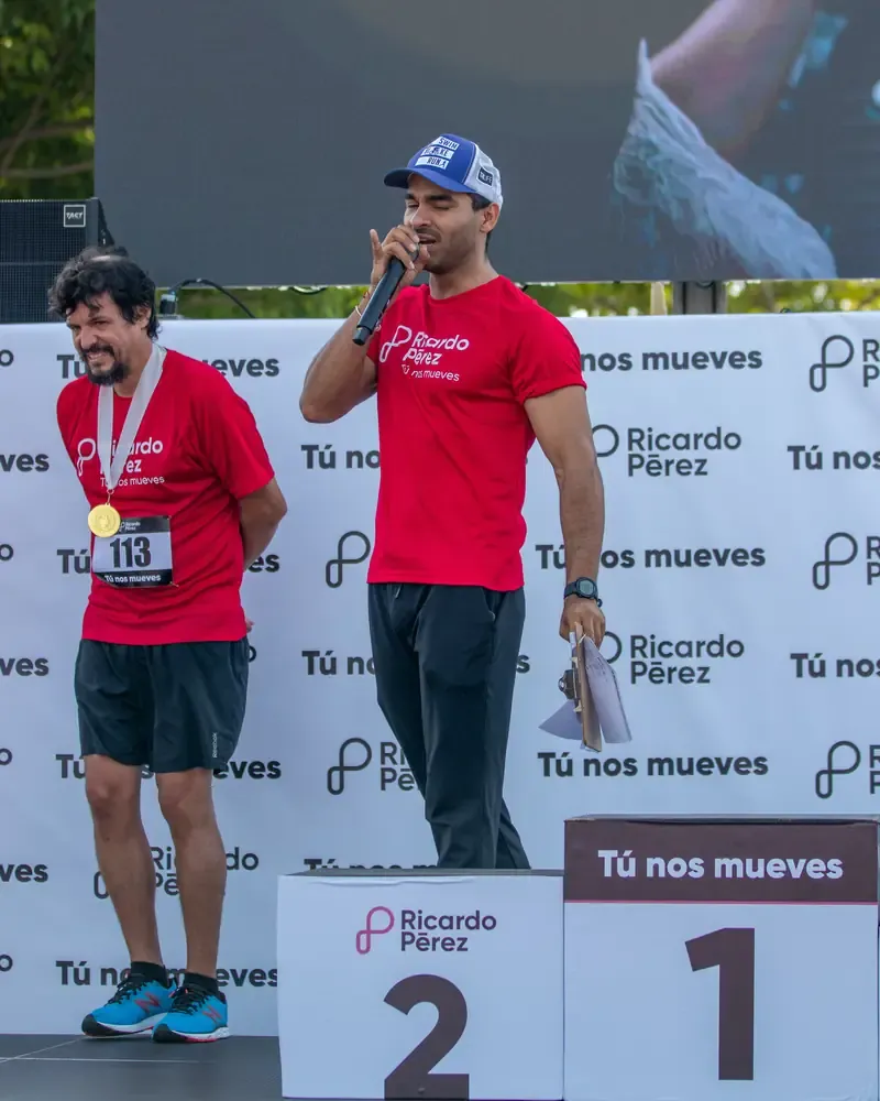 Animador en tarima durante la premiación