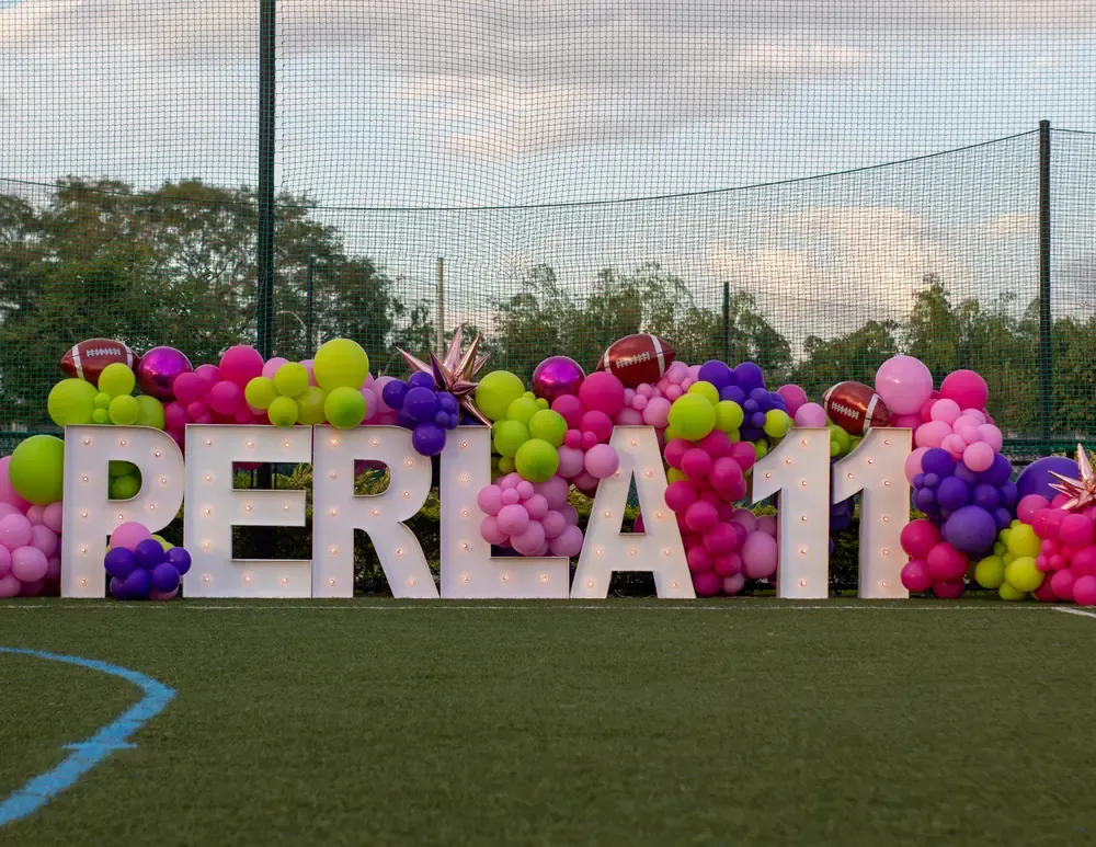 Decoración de evento con letras luminosas