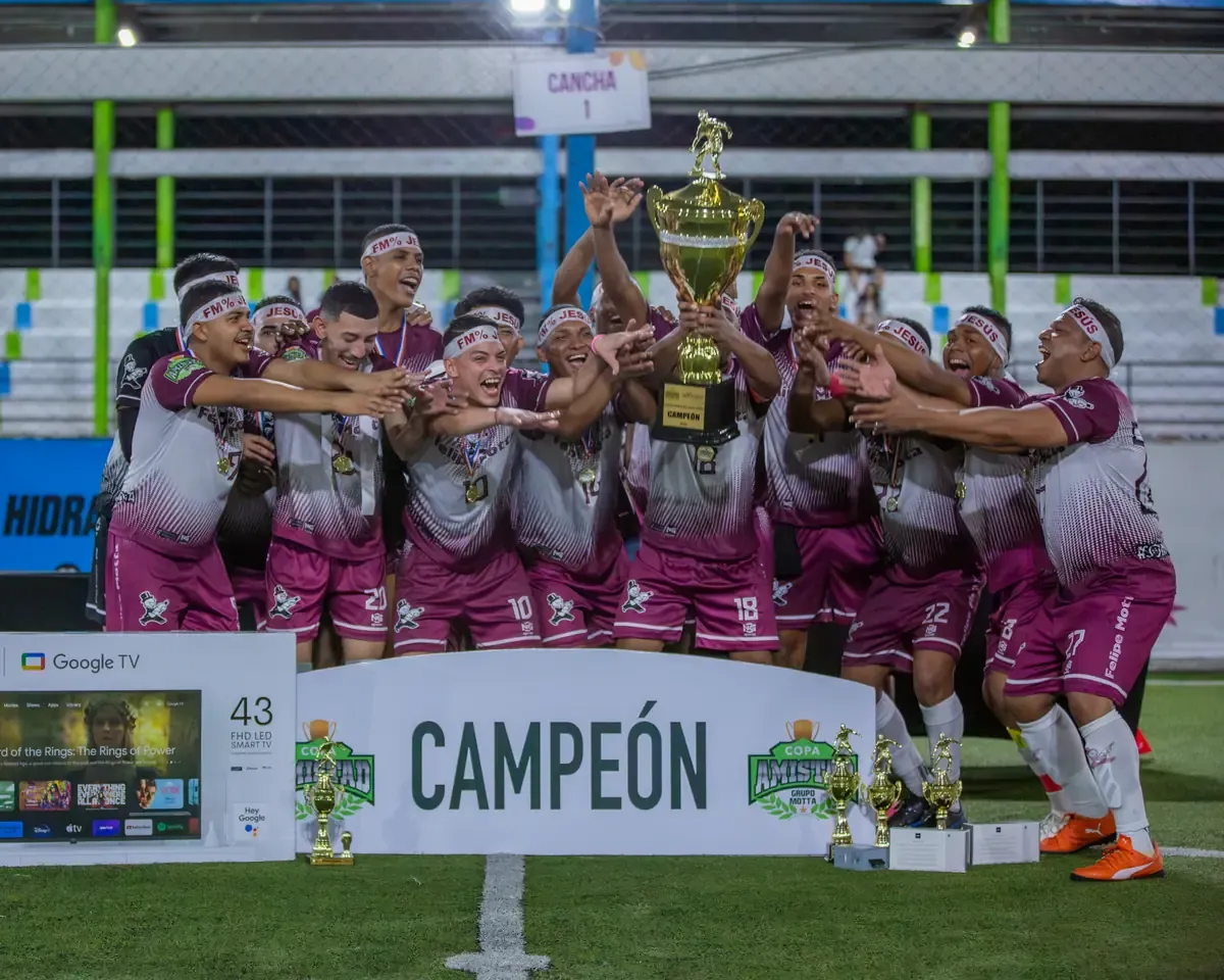 Equipo campeón levantando el trofeo